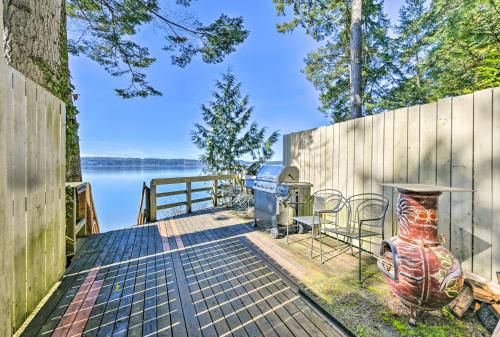 Cozy Beachouse View and Deck, Steps from Skagit Bay in La Conner (WA)