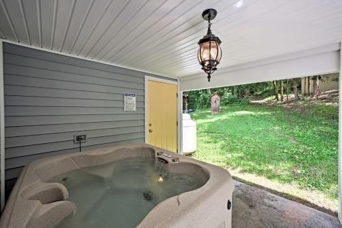 Cottage with Hot Tub and Fire Pit By Mahantango Creek in Dalmatia, USA