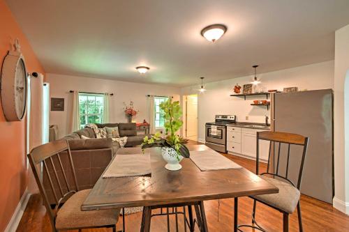 Cottage with Hot Tub and Fire Pit By Mahantango Creek in เซลิงโกรฟ