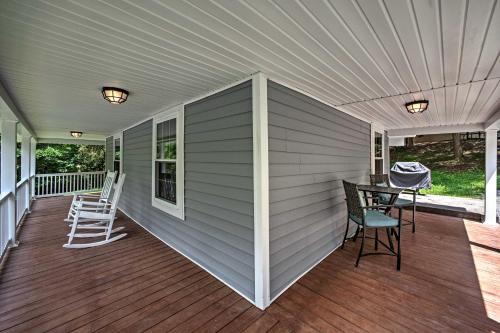 Cottage with Hot Tub and Fire Pit By Mahantango Creek in เซลิงโกรฟ