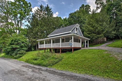 Cottage with Hot Tub and Fire Pit By Mahantango Creek in Dalmatia, USA