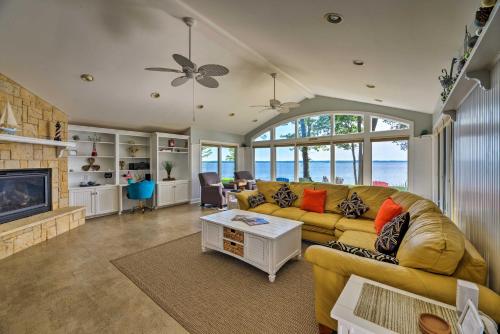 Bayfront Blounts Creek Home Private Beach and Dock! in วอชิงตัน (NC)