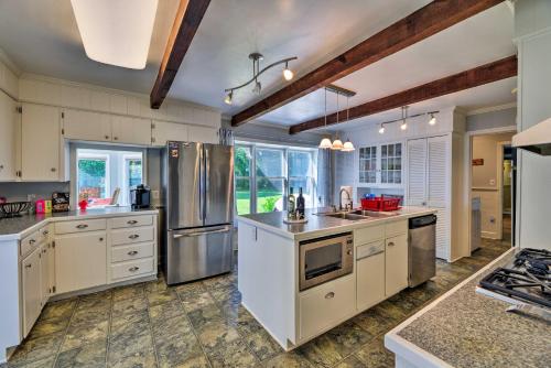 Bayfront Blounts Creek Home Private Beach and Dock! in วอชิงตัน (NC)