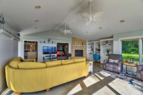 Bayfront Blounts Creek Home Private Beach and Dock! in วอชิงตัน (NC)