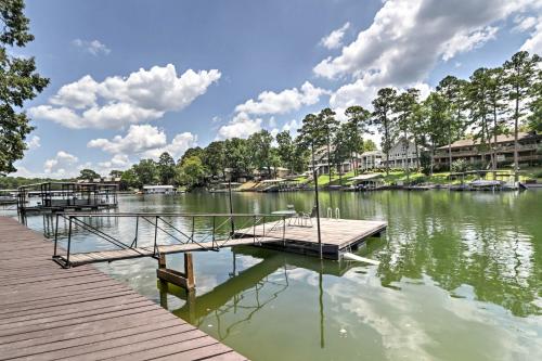Cute Lakefront Hot Springs Condo with Balcony and Dock! Hot Springs 