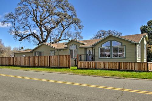 Cozy Clearlake Oaks Home with Game Room, Dock and Deck! in Clearlake Oaks (CA)