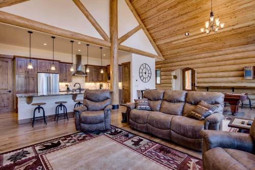 Luxe Log Cabin with Hot Tub Bar and Mtn Views in Breck - main image