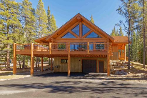 Luxe Log Cabin with Hot Tub Bar and Mtn Views in Breck - image 4