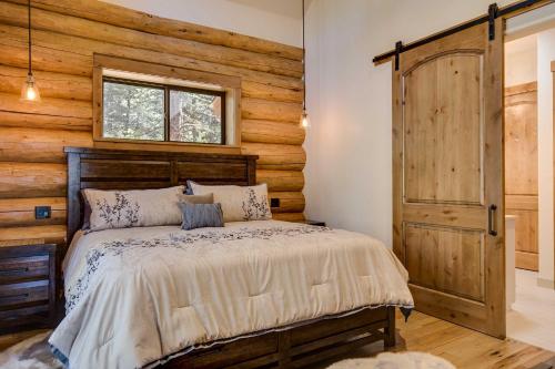 Luxe Log Cabin with Hot Tub Bar and Mtn Views in Breck - image 5