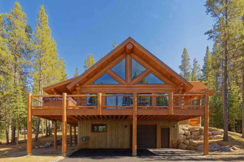 Luxe Log Cabin with Hot Tub Bar and Mtn Views in Breck - image 6