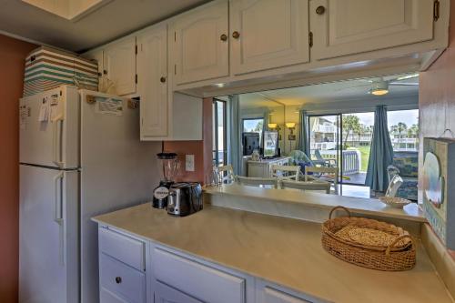 Destin Condo with Deck Golf Pool and Beach Access! - image 8