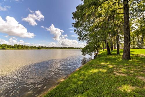 Riverfront Houston House with Deck and Private Dock! - image 7