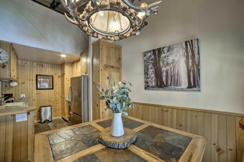 Mammoth Lakes Condo with Pool and Spa - Near Shuttle!