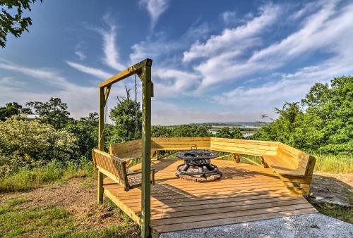Lamar Cabin and Deck with Hot Tub, Lake and Mtn Views in Clarksville (AR)