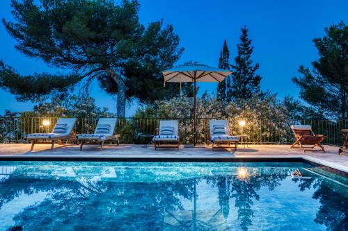 Extraordinary view with a Cobalt pool on the Tuscany coast