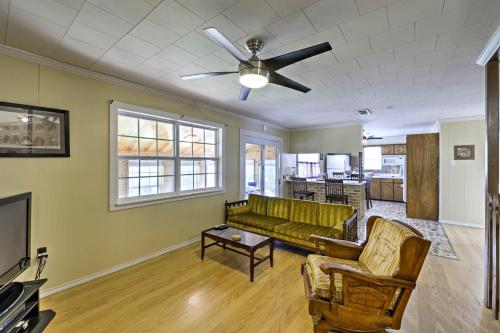 Large Clifton Home with Yard and Access to Lake Whitney - image 2
