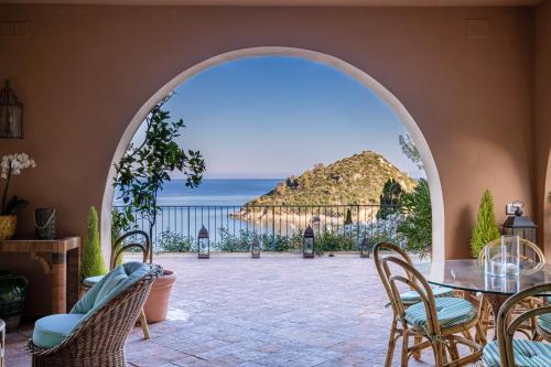 Extraordinary view with a Cobalt pool on the Tuscany coast