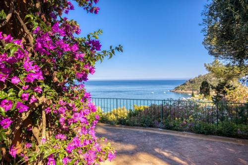 Extraordinary view with a Cobalt pool on the Tuscany coast