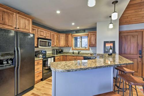 Cabin with Hot Tub and Mountain Views 15 Min to Boone - image 3