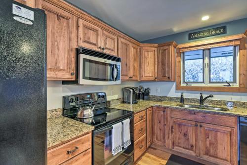 Cabin with Hot Tub and Mountain Views 15 Min to Boone - main image