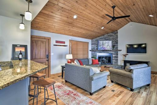 Cabin with Hot Tub and Mountain Views Less Than 5 Mi to Boone in Blowing Rock, USA
