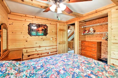 Warm and Cozy Cabin with Dock and Fire Pit on Largon Lake - image 5