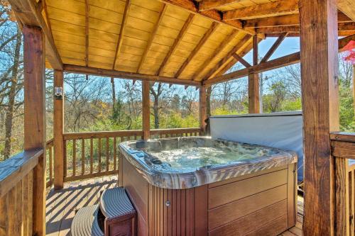 Cozy Broken Bow Cabin with Jacuzzi, Fire Pit and Porch!