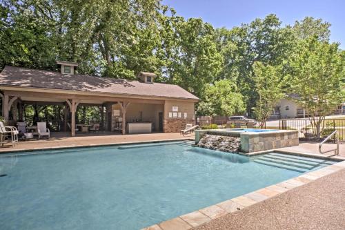 Lake Taneycomo Penthouse Condo with Gas Grill and Dock! - image 2