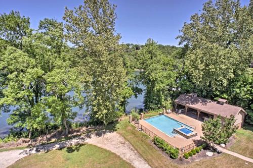 Lake Taneycomo Penthouse Condo with Gas Grill and Dock! - image 7