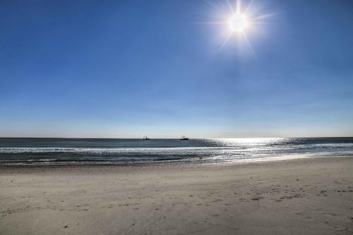 Myrtle Beach Condo - Walk to Pools and 2 Mi to Beach - image 4