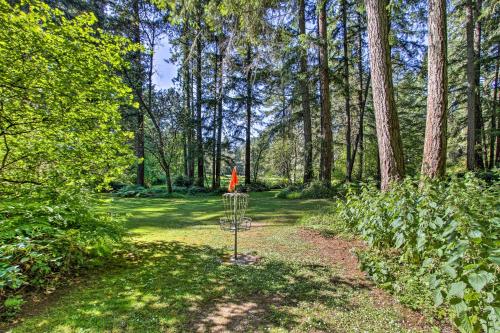 Anderson Island Home with Yard and Hot Tub by Beaches! - image 7