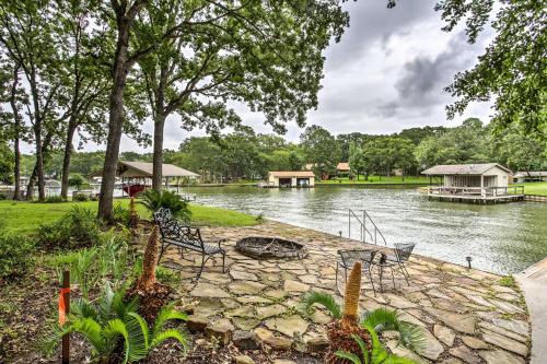 Malakoff Lake House - Deck, Boat Slips, and Fire Pit - Malakoff