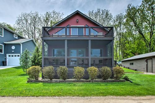 Waterfront Lake Koshkonong Home with Pier and Fire Pit!