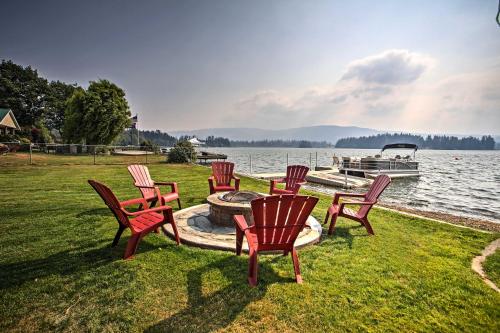 Modern Lake Lawrence Retreat w/ a Deck & Dock! - Klaus, WA