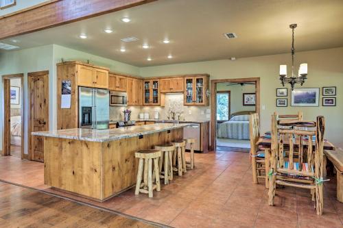 Riverfront Blanco Home with Shaded Porch and Hot Tub in Blanco, USA