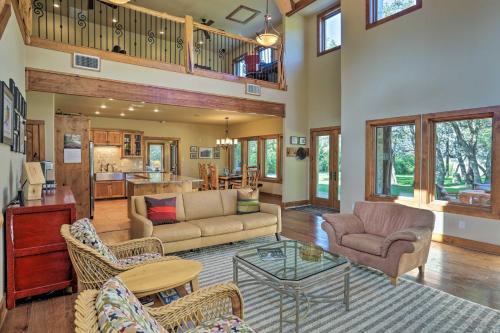 Riverfront Blanco Home w/ Shaded Porch + Hot Tub in Blanco (TX)