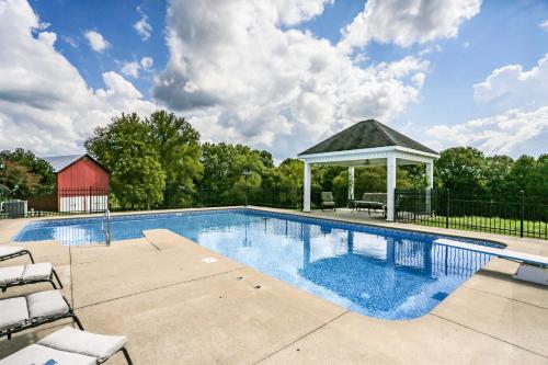Historic Cedar Hill Mansion with Pool and Patio on Farm - image 5