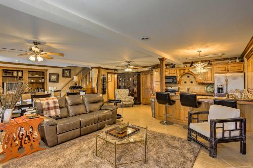 Historic Cedar Hill Mansion on Large Farm with Pool! in Pleasant View