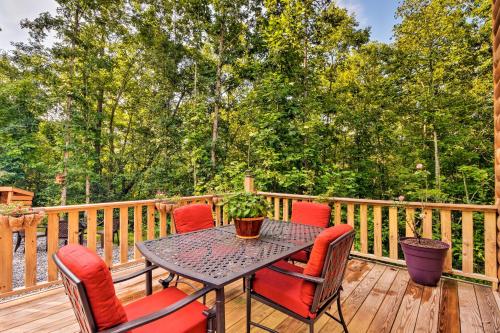Murphy Log Cabin with Deck and Covered Porch-Near Dtwn - image 12
