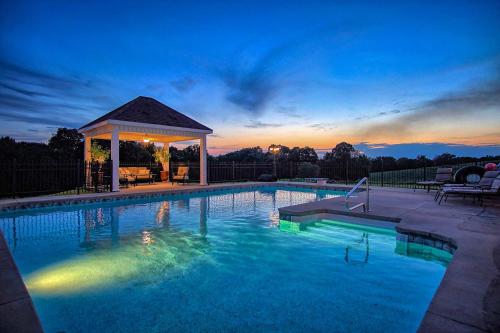 Historic Cedar Hill Mansion on Large Farm with Pool! in Pleasant View