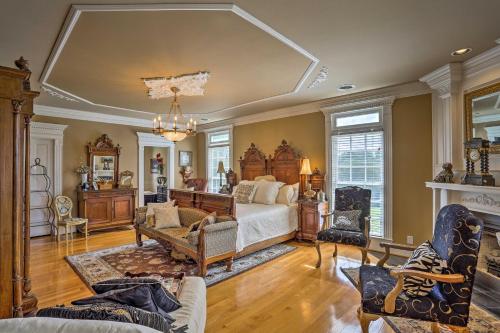 Historic Cedar Hill Mansion on Large Farm with Pool! in Pleasant View