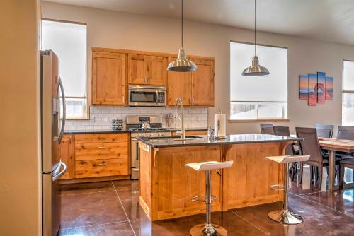 Modern Moab Townhome with Private Hot Tub and Patio! in Moab, USA