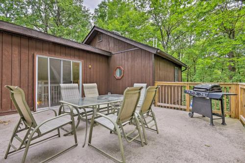 Cabin w/ Fire Pit & Decks - Walk to Lake Harmony!