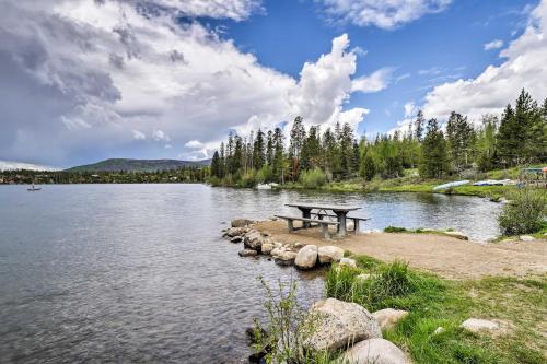 Rocky Mtn Retreat with Balcony Fire Pit and Grill! - image 4
