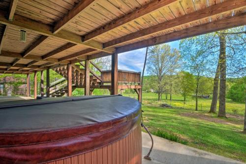 Cozy Trenton Cabin with Spa about 15 Mi to Lookout Mtn! in Trenton, USA