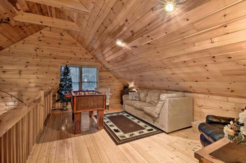 Riverside Ellijay Cabin with Hot Tub and Game Room