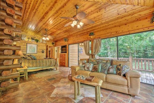 Quiet Inverness Log Cabin with Furnished Deck! in Флорел-Сити