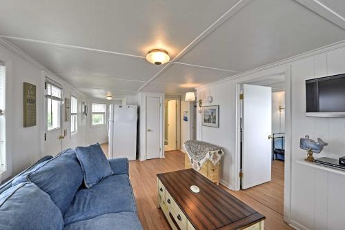 Peaceful Cottage with Grill - Steps to Matunuck Beach - image 7