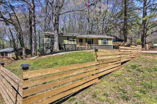 Comfortable Ranch Home - 5 Mi to Downtown Atlanta! in Atlanta, USA