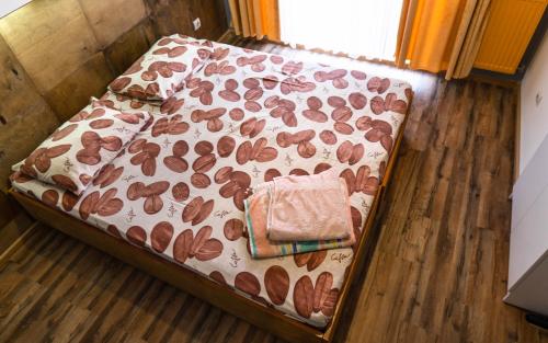 2 twin beds, 1 sofa bed